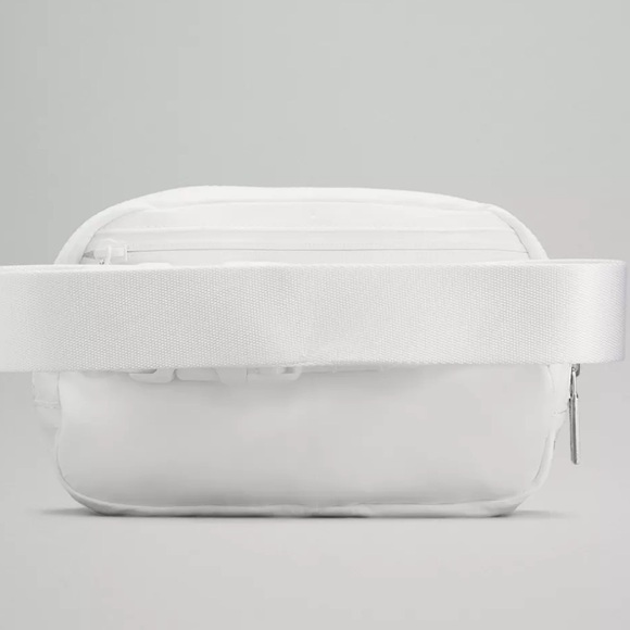 lululemon belt bag wear everywhere in white - Picture 3 of 10